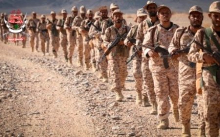 مسيرًا عسكريًّا لتعزيز الكفاءة القتالية تنفذه قوات العمالقة الجنوبية ..