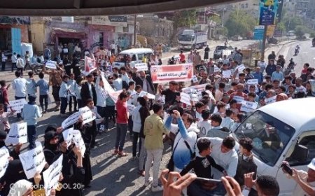 وقفة احتجاجية رفضاً لإنشاء محطة غاز قرب الأحياء السكنية والمدارس في تعز ...