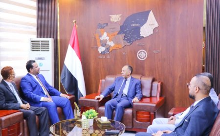 وزير الصناعة والتجارة يبحث مع مدير المؤسسة الاقتصادية اليمنية التحضيرات لمعارض الشهر الكريم