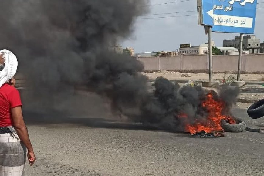 عاجل:محتجون يقطعون طريق رئيسي في لحج (صورة)