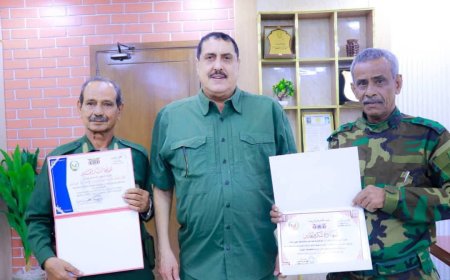 مدير أمن العاصمة عدن يكرم ضابطين نظير تفانيهم بعملهم وإخلاصهم أثناء تنفيذ المهام