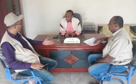 مدير صندوق النظافة والتحسين في الحديدة يناقش مع منظمة صناع النهضة تنفيذ حملة نظافة في حيس..