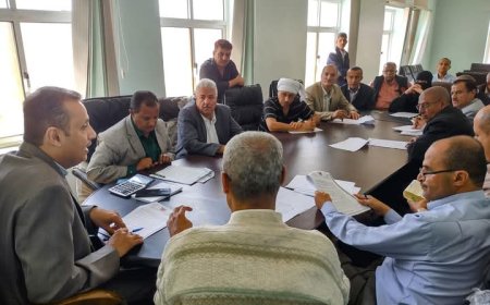 مدير عام مكتب الضرائب بتعز  يؤكد على ضرورة رفع مستوى الاداء وتنمية الموارد خلال العام 2025م