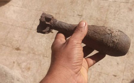 لا يصدق.. طفل يلعب بمقذوف قذيفة في الخوخة(صورة)