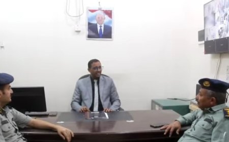 وكيل الحديدة يطلع على سير العمل في مكتب مصلحة الهجرة والجوازات..