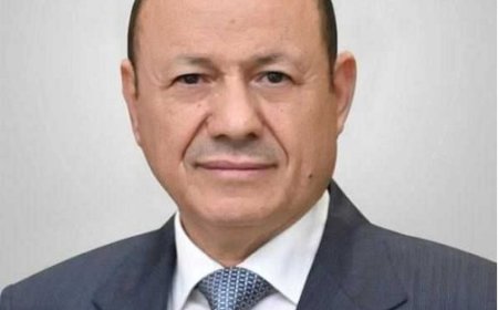 رئيس مجلس القيادة الرئاسي  يعزي محافظ محافظة الحديدة...