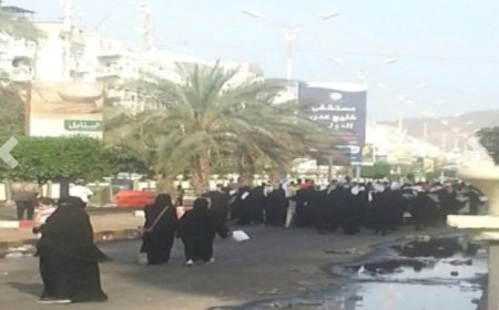 تظاهرة نسائية للتنديد بتدهور الأوضاع في العاصمة عدن...