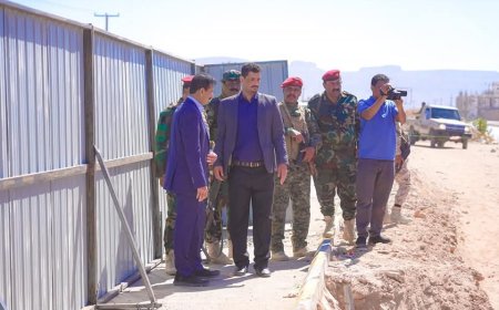 المحافظ بن الوزير يتفقد أعمال إنشاء أعمدة نقل الطاقة في مدينة عتق