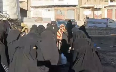 بسبب مطالبتهن بتوفير المياه لهن.. مسؤول محلي يهدد بسجن النساء في تعز