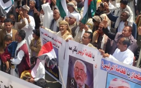 محتجون في محافظة تعز ينددون باستمرار إخفاء السياسي محمد قحطان..