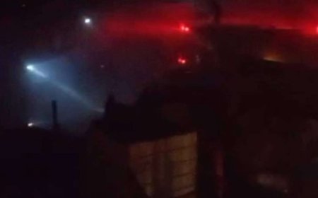 الدفاع المدني بشبوة يخمد حريق هائل بأحد الأحياء السكنية بعتق..