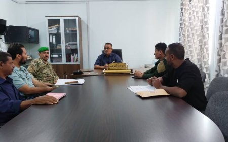 مدير عام مديرية التواهي يناقش الخطة الأمنية لشهر رمضان لعام 2025 مع قائد القطاع الرابع بالحزام الأمني