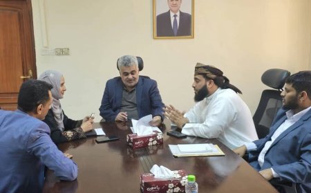 مدير عام حصوين يلتقي نائب وزير التخطيط والتعاون الدولي ويناقش معه ملف إعمار المديرية 