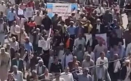 اتحاد التربويين في تعز يواصل احتجاجاته ويؤكد استمرار الإضراب حتى تحقيق المطالب..