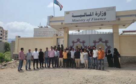 عاجل: بسبب إعاقته للعمل..وقفة احتجاجية لموظفي صندوق صيانة الطرق أمام وزارة المالية لتغيير المدير المالي