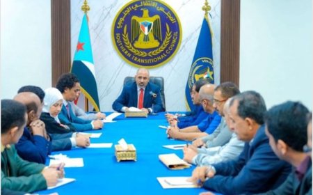 لتعزيز حضور المجلس الانتقالي داخليًا وخارجيًا الزُبيدي يرأس اجتماعًا استثنائيًا ..