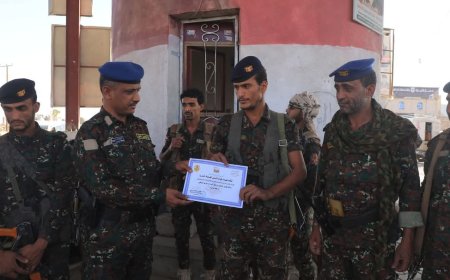 العميد الصبري يكرم جنديًا رفض رشوة نصف مليون ريال ويشيد بنزاهة منتسبي الأمن الخاص بمأرب...