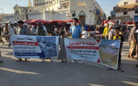 وقفة احتجاجية لسكان النخل في سيئون تطالب بإعادة فتح جولة (1) مايو ..