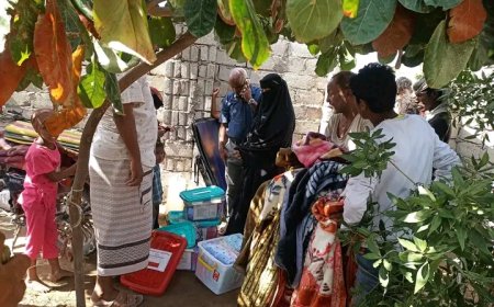 الوحدة التنفيذية بالحديدة تقدم مساعدات عاجلة لأسرة متضررة من حريق في الخوخة ..