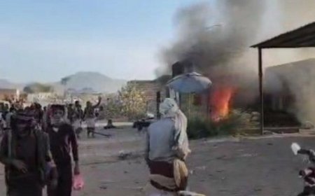 حريق يلتهم صيدلية نبض الحياة في مديرية مرخة بشبوة....