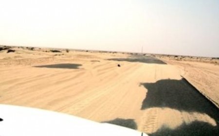 زحف الرمال يغلق الطريق الرابطة بين عسيلان وعتق في محافظة شبوة ..