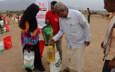 مدير عام حيس .. يدشن توزيع مواد غذائية للأسر المحتاجة في ريف المديرية..