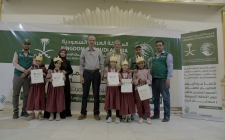 تزامناً مع اليوم العالمي للسمع.. مركز الملك سلمان يسلم سماعات أُذن طبية لذوي الإعاقة السمعية في لحج