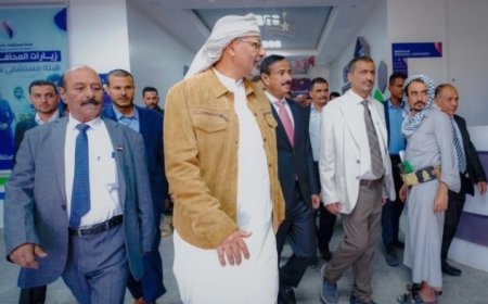 عضو الرئاسي الزُبيدي يتفقد مشروعات حيوية في شبوة...