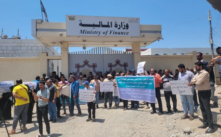 عاجل: طالبوا فيها إلغاء ورفع قيود وزارة المالية على استقلالية الصندوق.. وقفة احتجاجية لموظفي صندوق صيانة الطرق أمام وزارة المالية
