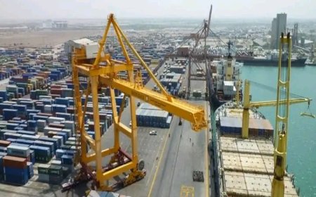 استعدادات أمريكية لإغلاق ميناء الحديدة أمام الوقود..