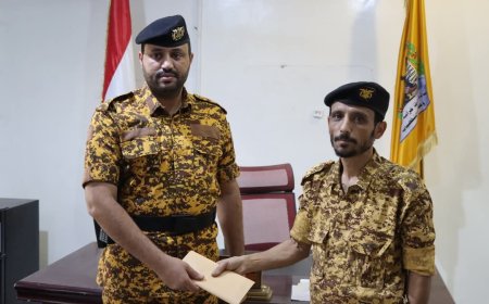 شرطة حراسة المنشآت بمأرب تكرم أحد منتسبيها  لأمانته في تسليم مبلغ مالي ضائع..