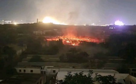 عاجل:هكذا تحول محيط جامعة الإيمان في صنعاء عقب غارة جوية أمريكية(صورة)