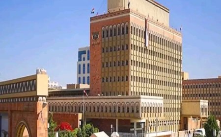 مركزي الحو,,ثيين في صنعاء يفرض حظرا على بنك تجاريا ..