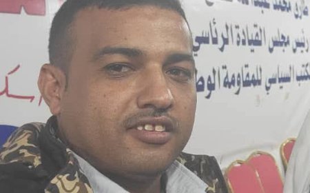 قوة أمنية تعتقل صحفي من داخل الفندق في المخا