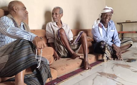 "باجميل" يزور الهامة والقامة التربوية الأستاذ القدير مكيش أحمد علي بمنزله في العاصمة زنجبار 