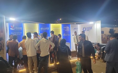 يحدث الآن..حشد كبير أمام ركن بنك التضامن بفعالية أسبوع المال العالمي في عدن