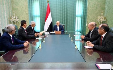 رئيس مجلس القيادة يتسلم مسودة القواعد المنظمة لأعمال المجلس وهيئة التشاور والمصالحة والفريقين القانوني والاقتصادي..