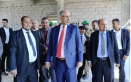  الزُبيدي يتفقد أعمال التشطيبات في المجمع الحكومي بمحافظة أرخبيل سقطرى...