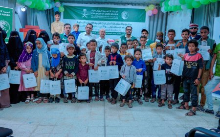 مركز الملك سلمان يسلم 51 سماعة أذن للطلاب من ذوي الإعاقة السمعية في الضالع 