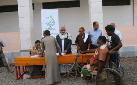 محافظ الحديدة يطلع على مشروع مؤسسة الصالح لتقديم المساعدات الرمضانية لـ2000 أسرة محتاجة...