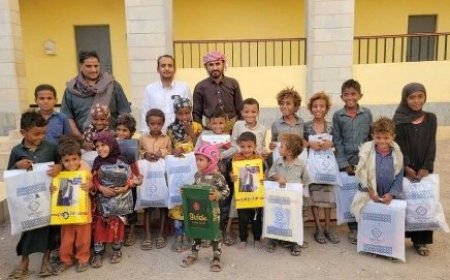 توزيع كسوة العيد على أطفال مديرية جبل رأس النازحين في حيس..