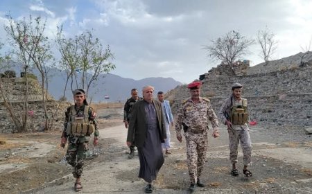 وكيل أول محافظة تعز يتفقد أبطال الجيش الوطني في موقع الدفاع الجوي وجبل هان