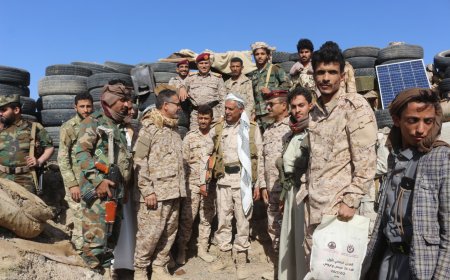 مأرب: قيادة المقاومة الشعبية لمحافظة إب يعايدون أبطال الجيش في المواقع المتقدمة
