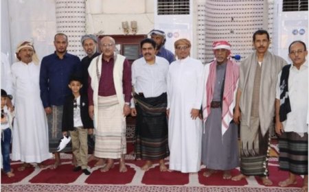 الكثيري يؤدي صلاة العيد في المكلا..