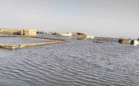 مياه البحر تجبر عشرات الأسر على النزوح من الخوبة بالحديدة....