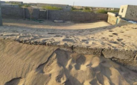 زحف الرمال يدفن منازل في يختل ويدفع السكان للنزوح...