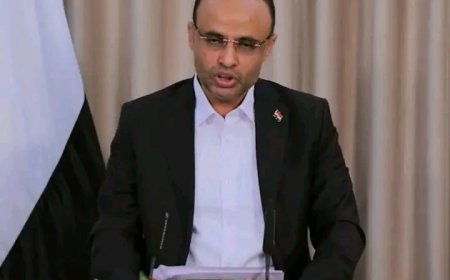 استنادا إلى مصادر موثوقة صحفي يؤكد استهداف المشاط وضابط مخابرات كبير في غارة على صنعاء ...