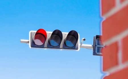 عدن تُضيء أول إشارة مرور رقمية حديثة وكاميرات مراقبة للسيارات....