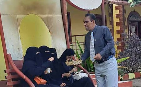 في لفتة طيبة.. عميد كلية اللغات عدن يرحب بطلابه بتوزيع شوكولاتة العيد