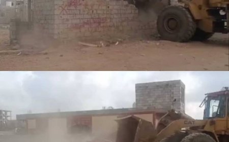 أثناء تنفيذ إزالة بممدارة الشيخ عثمان.. كمال الحالمي: كل بناء عشوائي طال أملاك الغير مصيره الإزالة 
